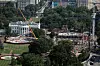 Utsikt over byggearbeid ved Det hvite hus med kraner, stillaser og anleggsmaskiner sett fra Washington-monumentet.