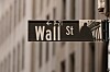 Wall Street-skilt utenfor New York Stock Exchange i New York.