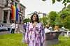 Lubna Jaffery står foran gjester i hagen ved representasjonsboligen under regjeringens pridemottakelse i Oslo.