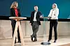 Tre personer står på en scene med talerstoler under DNBs konferanse om finansiell trygghet.