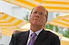 Larry Fink lytter mens Donald Trump taler under en lunsj i Rosenhagen i Det hvite hus.