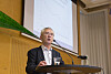 Jørn Rattsø presenterer Produktivitetskommisjonens andre rapport ved en talerstol i Oslo.