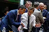 Pedro Sánchez snakker med Ulf Kristersson ved et rundebordsmøte på EU-toppmøtet i Brussel.