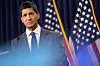 Kevin Warsh taler foran amerikanske flagg under en pressekonferanse i Federal Reserve.