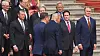 Donald Trump og Xi Jinping under en velkomstseremoni foran en gruppe toppledere i Beijing.