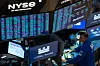 Skjermer med aksjekurser på gulvet i New York Stock Exchange.