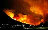 Stor skogbrann med flammer og røyk som lyser opp en ås nær Omis i Sør-Kroatia om natten.
