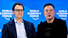 To menn foran en blå World Economic Forum-bakgrunn, med Elon Musk til høyre.
