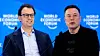To menn foran en blå World Economic Forum-bakgrunn, med Elon Musk til høyre.