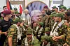 Mohammad Bagher Qalibaf sammen med uniformerte medlemmer av Iraks Popular Mobilization Forces i Najaf.