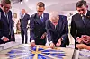 Jonas Gahr Støre og andre statsledere lager en fargerik mosaikk ved et bord i Kyiv.