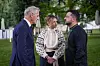 Jonas Gahr Støre sammen med Volodymyr Zelenskyj og Olena Zelenska i en hage i Kyiv.