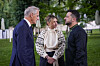 Jonas Gahr Støre sammen med Volodymyr Zelenskyj og Olena Zelenska i en park i Kyiv.