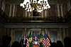 Scott Bessent taler ved en talerstol omgitt av amerikanske flagg og tilhørere i Washington.