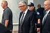Bill Gates forlater Capitol Hill sammen med sikkerhetspersonell etter en lukket høring.