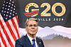 Scott Bessent står foran USAs flagg og en G20 Ville 2026-bakgrunn i Asheville.