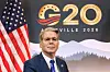 Scott Bessent står foran USAs flagg og en G20 Ville 2026-bakgrunn i Asheville.