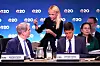 Erin Browne snakker med Scott Bessent ved et G20-bord, mens Kevin Warsh sitter til høyre.