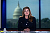 Maria Bartiromo sitter ved et skrivebord med Kongressbygningen i bakgrunnen.