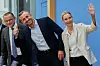 Alice Weidel vinker, mens Tino Chrupalla og Ulrich Siegmund smiler under en pressekonferanse i Berlin.