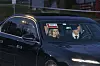 Olena Zelenska sitter i en svart limousin ved Gardermoen, med sjåføren foran.
