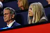 Scott Bessent og Erika Kirk sitter sammen og lytter under det republikanske konventet i Dallas.