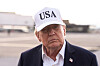 Donald Trump i mørk dress og USA-caps på flyplassen i Shannon, med Air Force One-området i bakgrunnen.