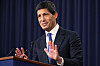 Kevin Warsh taler ved en talerstol foran mørke gardiner under en pressekonferanse.