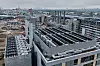 Uferdig KI-datasenter med tekniske installasjoner på taket i Frankfurts urbane industrilandskap.