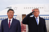 Donald Trump hilser ved siden av Xi Jinping foran et fly under en seremoni på Joint Base Andrews.