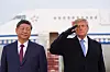 Donald Trump hilser ved siden av Xi Jinping foran et fly under en seremoni på Joint Base Andrews.