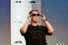 Mark Zuckerberg justerer solbrillene på scenen under Meta Connect-konferansen.