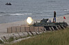 Russisk BTR-82A med skuddglimt på en strand ved Østersjøen.