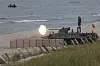 Russisk BTR-82A med skuddglimt på en strand ved Østersjøen.