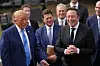 Donald Trump og Elon Musk står sammen med andre ledere utenfor Det hvite hus.