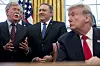 Donald Trump sitter til høyre, mens John Bolton gestikulerer og Mike Pompeo står mellom dem i Det ovale kontor.