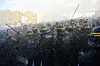 Opprørspoliti i hjelmer og verneutstyr står tett samlet under en studentprotest i Paris.