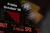 Børsskjerm med røde grafer og fallende indeksverdier ved New York Stock Exchange.