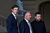 Volodymyr Zelenskyj står sammen med Steve Witkoff og Jared Kushner ved en bygning i Kyiv.