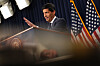 Kevin Warsh taler fra en talerstol foran amerikanske flagg under en pressekonferanse.