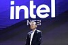 Taler på scene foran en stor Intel-logo.