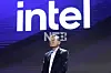Taler på scene foran en stor Intel-logo.