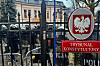 Politi vokter en inngjerdet inngang til Polens forfatningsdomstol i Warszawa.