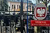 Politi vokter en inngjerdet inngang til Polens forfatningsdomstol i Warszawa.